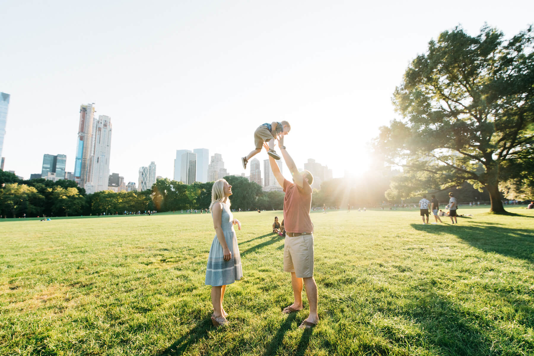  Nyc-Couple-Under-Blanket-Park